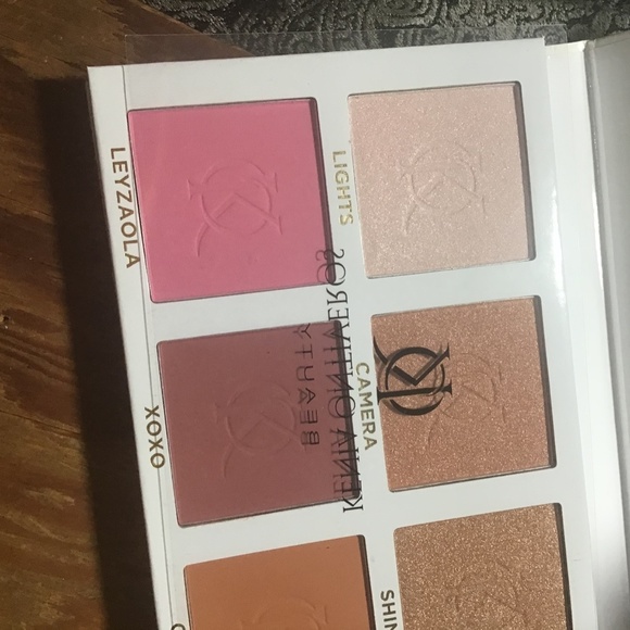 Kenia Ontiveros blush’s dm shine pallet - Picture 3 of 5